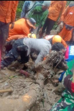 Dua Wisatawan Asal Karawang Hilang Akibat Longsor di Curug Cileat Ditemukan Meninggal Dunia