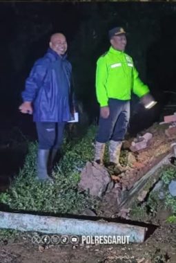 Polisi dan Forkopimcam Banjarwangi Gerak Cepat Cek Rumah Roboh Akibat Hujan Deras di Tanjungjaya