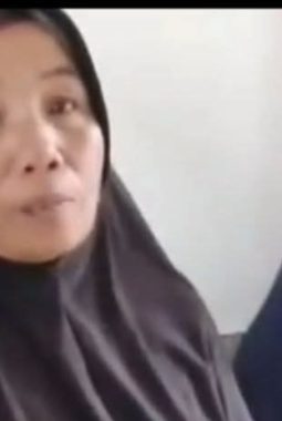 SEMPAK DILARANG ISTRI, WARGA LUMAJANG TETAP BERANGKAT BERDUELO CAROK DAN TEWAS DI LOKASI