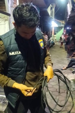 Warga Panik Kabel Listrik Terbakar di Permukiman Gabahan, Respons Cepat Bhabinkamtibmas dan PLN Cegah Kebakaran