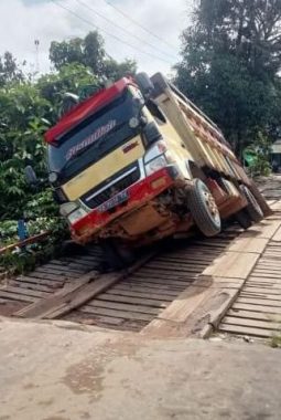 Jembatan di Serawai Kian Rapuh, Truk Bermuatan Nyaris Terbalik Saat Melintas, Warga Minta Tindakan Nyata