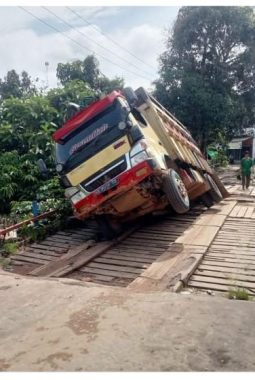 Jembatan Rapuh di Kecamatan Serawai Memprihatinkan, Truk Nyaris Terbalik Saat Melintas