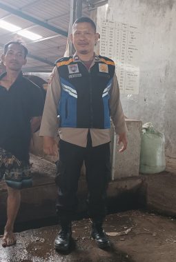 JELANG IDUL ADHA, BHABINKAMTIBMAS DESA NANJUNG POLSEK MARGAASIH POLRES CIMAHI KONTROL PENJUALAN HEWAN KURBAN DI JLN. TERUSAN NANJUNG DARAULIN*