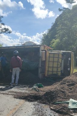 Truk Bermuatan Material Terguling di Jalan Ahmad Yani Cempekak, Arus Lalu Lintas Sempat Lumpuh