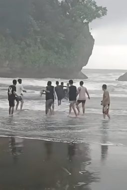 Duka di Pantai Madasari, Satu Wisatawan Tewas Terseret Ombak