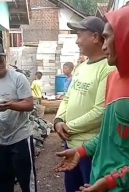 Kepedulian Nyata: Kades Ikut Mengangkat Genteng pada Hari Libur