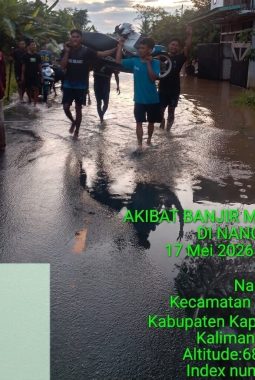 BANJIR DI NANGA NUAR: MUSIBAH YANG MELUMPUHKAN AKTIVITAS, NAMUN MENJADI “REJEKI DADAKAN” BAGI SEBAGIAN PEMUDA