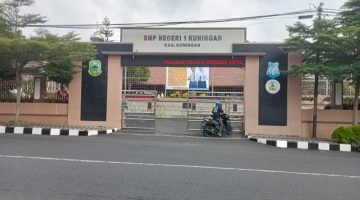 Diduga Langgar UU KIP, Kepsek SMPN 1 Kuningan Bungkam Saat Dikonfirmasi.  Penggunaan Dana BOS Rp.2,37 Miliar 2024-2025 Disorot, Rincian Honor dan Administrasi Diminta Dibuka.