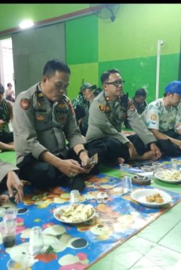 Kapolsek Margaasih Nobar Persib vs Persijap Bersama Warga di GOR Desa Cigondewah Hilir*