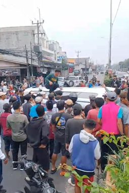 GEGERKAN WARGA! Truk Hilang Kendali Hantam Kendaraan, Satu Mobil Terguling di Jalan Sultan Hasanudin Bekasi