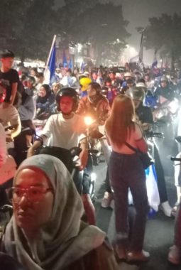 Alun-alun Bandung Dipadati Ribuan Bobotoh Rayakan Persib Juara.