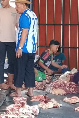 *Anggota DPRD Kabupaten Bandung H. Dadang Suryana Kurban Sapi untuk Warga Rahayu*