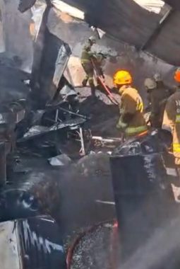 Gudang di Cibolerang Bandung Terbakar, Petugas Damkar Lakukan Pemadaman