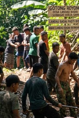 Gotong Royong Desa Landau Badai: Inspirasi Kebersamaan dan Langkah Menuju Kemajuan