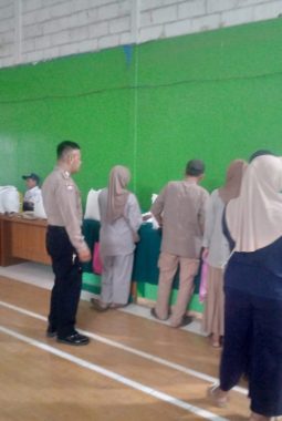 Pastikan Penyaluran Tepat Sasaran, Bhabinkamtibmas Lakukan Monitoring Dan Pendampingan Bantuan Pangan Di Desa Sumbersari