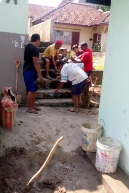 Warga RT 06/03 Jagabaya Antusias Perbaiki Jalan dan Gorong-gorong, Lurah Edi Rohedi Turun Langsung Gotong Royong