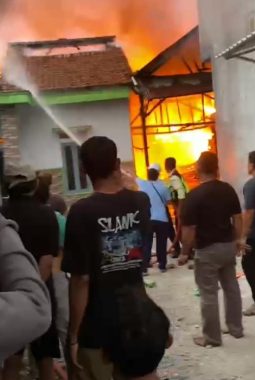Kebakaran Hebat Hanguskan Rumah dan Diduga Gudang Limbah di Cikarang Barat