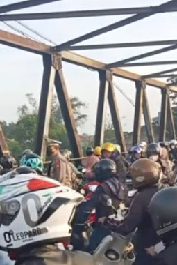 Banjir Rendam Sejumlah Kecamatan di Kabupaten Bandung, Jalur Pintas ke Cibadut Macet Total Hingga 1 Kilometer Lebih