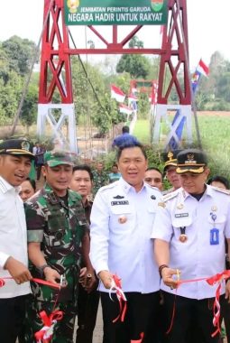 Puluhan Tahun Terisolasi, Kini Terhubung! Dandim 0412/LU Resmikan Jembatan Perintis Garuda untuk Ribuan Warga Lampung Utara
