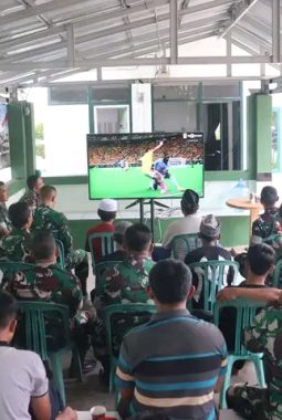 Nobar Piala Dunia 2026, Kodim 0411/KM dan Warga Kota Metro Pererat Kebersamaan Hingga Subuh