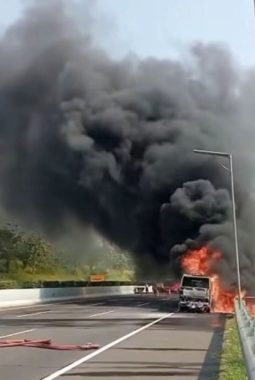 Truk Tangki Pengangkut BBM Terbakar Hebat di Tol Cikopo-Palimanan, Arus Lalin Sempat Lumpuh