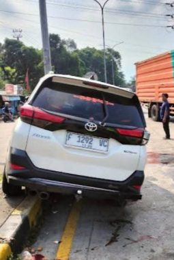 Kecelakaan Beruntun di Exit Tol Parungkuda Sukabumi: Toyota Rush Melaju Kencang Tabrak 2 Mobil dan Pedagang, Satu Korban Luka Berat