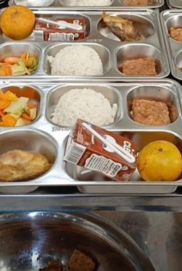 Program Makan Bergizi Gratis Berhenti Sementara, Para Ibu Kembali Bangun Subuh Siapkan Bekal Anak