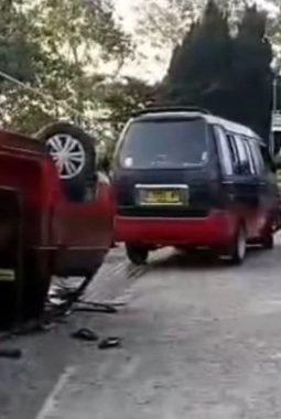 KECELAKAAN ANGKOT BAWA PELAJAR DI JATINANGOR, BELASAN SISWA LUKA-LUKA