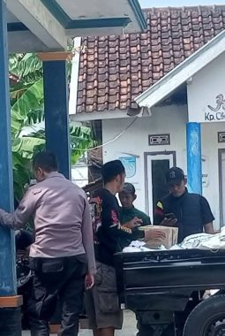 BARANG BUKTI BERAS DAN MINYAK BANTUAN PROVISI DIAMANKAN, WARGA SERBU KANTOR DESA SUKAPURA
