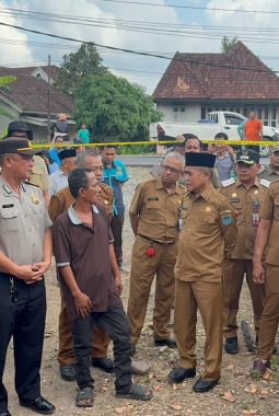*Polsek Tanjung Raja Dampingi Wakil Bupati Ogan Ilir Tinjau Lokasi Kebakaran di Desa Sungai Pinang II*