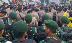 Mahasiswa yang  demo Heran dan menyoroti banyaknya personil TNI yg diterjunkan