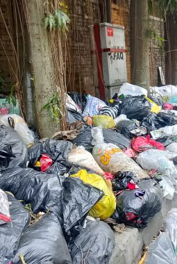 Tumpukan Sampah di Depan Pos Polisi Taman Kopo Indah 2 Desa Rahayu Kecamatan Margaasih Picu Keluhan Warga*