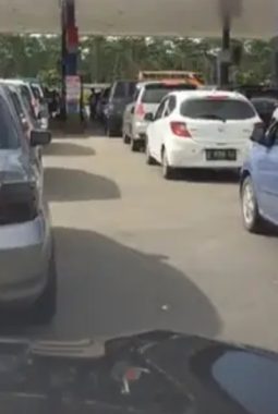 MOBIL MEWAH ANTRI PERTALITE, MASARAKAT SOROTI KETETAPAN SASARAN ( BBM) SUBSIDI