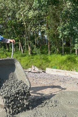 Perkuat Sinergi dengan Masyarakat, Polsek Tanjung Raja Ogan Ilir Dukung Program Belida melalui Pengecoran Jalan Desa