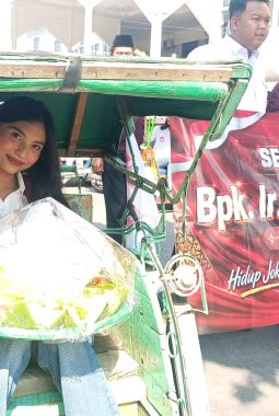 Becak, Tumpeng, dan Doa Ulang Tahun ke-65 Presiden ke-7 RI