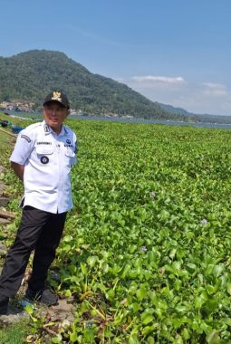 Bupati Kuningan Tinjau Langsung Waduk Darma, Eceng Gondok Kian Menumpuk dan Tutupi 6 Hektare Area