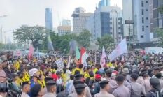 Demo Mahasiswa di Jakarta Sempat Memanas, Massa dan Aparat Saling Dorong