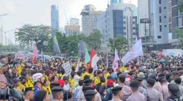 Demo Mahasiswa di Jakarta Sempat Memanas, Massa dan Aparat Saling Dorong
