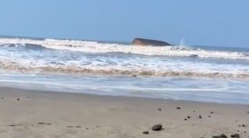 Kapal Tongkang Pengangkut Batu Bara Tenggelam di Pantai Pangandaran