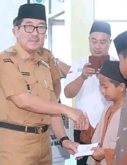 Bupati Lampung Utara dan Baznas Salurkan Zakat untuk Wujudkan Kepedulian dan Kesejahteraan Masyarakat