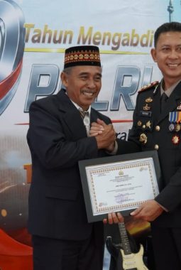 ‎Kadis DTPHP Aceh Singkil Terima Penghargaan Kapolres pada Peringatan Hari Bhayangkara ke-80