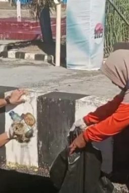 ‎Dinas Lingkungan Hidup (DLH) gelar aksi bebas sampah plastik di seputar jalan trotoar Ibu kota Aceh Singkil dan sarana umum (mesjid) agung nurul makmur