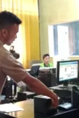 Sejumlah warga mendatangi Kantor Disdukcapil Aceh Singkil di Singkil melakukan perekaman e-KTP