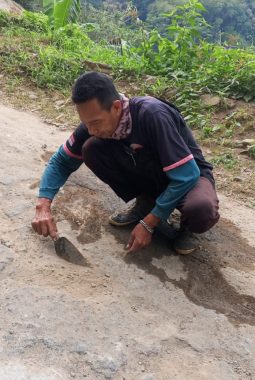 Penambalan Jalan Desa Sendiri Oleh Warga, Bantuan Desa Belum Tercapai
