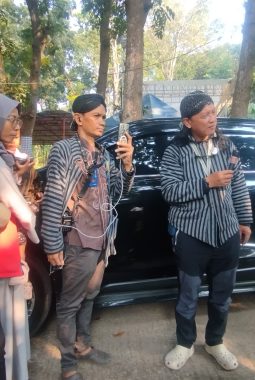 *BUPATI KENDAL HADIRI KHAUL PANGERAN SAMBONG & MERTI DESA SAMBONGSARI DI HUTAN LINDUNG MAHONI*