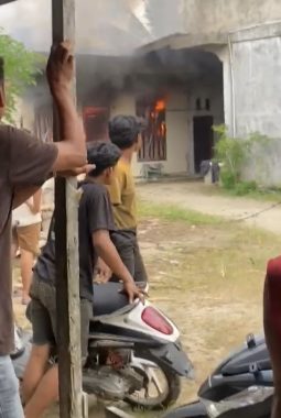 ‎Siang Berubah Kelam: Kebakaran Melanda Kawasan Rimo, Sejumlah Rumah Hangus Terbakar