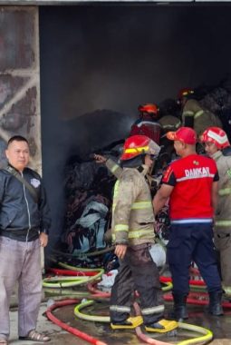 *SI JAGO MERAH LALAP GUDANG MAJUN DI MARGAASIH POLISI & DAMKAR BERJIBAKU 2 JAM PADAMKAN API*