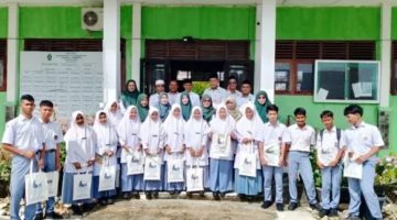 Hari Pertama Masuk Sekolah, Kemenag Foto Bersama Yatim Usai Pembagian Paket Lebaran, di Halaman MAN 1 Aceh Singkil