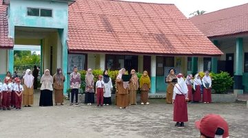 Hari Pertama Sekolah, UPTD SPF SD Pulo Sarok Wujudkan Gerakan Ayah Mengantar Anak