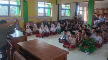 *POLISI MASUK SEKOLAH: BHABINKAMTIBMAS MEKARRAHAYU BEKALI SISWA BARU MTs USWATUN HASANAH SOAL DISIPLIN DAN ANTI-BULLYING*